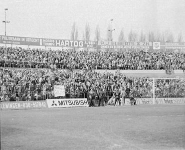 881458 Gezicht op de tribune van het stadion Galgenwaard (Herculesplein) te Utrecht, met het publiek tijdens de ...